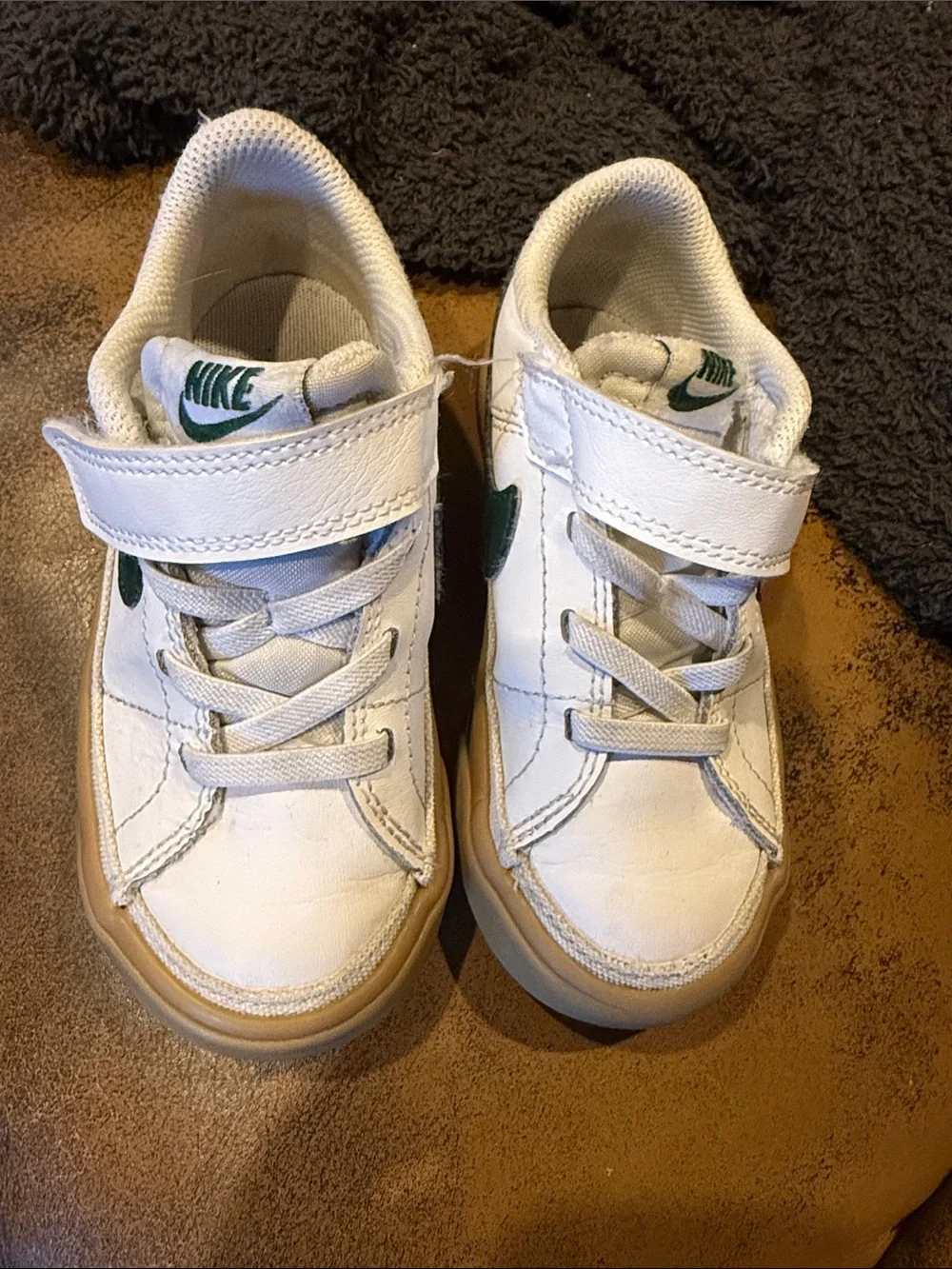Toddler boys size 9c Nike White and Green Kids Velcro-Lace Sneakers